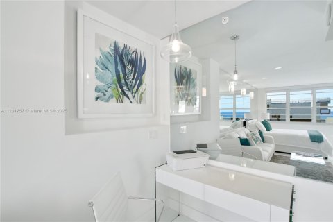 Condo in Miami Beach, Florida  № 2038858 - photo 15