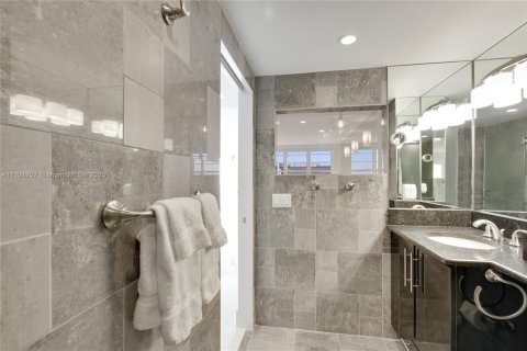 Condo in Miami Beach, Florida  № 2038858 - photo 13