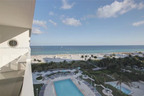 Condo in Miami Beach, Florida  № 2038858 - photo 2