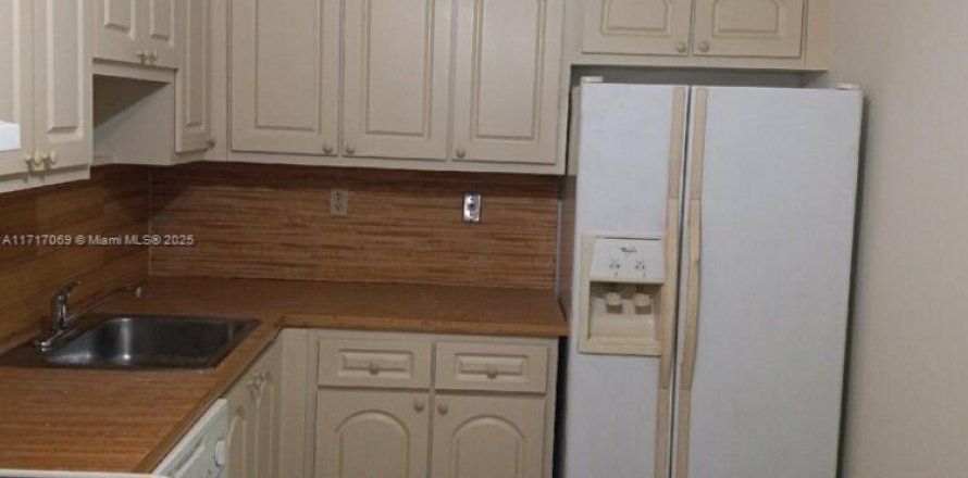 Condo in Pinecrest, Florida, 1 bedroom  № 1937367