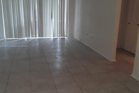 Condo in Pinecrest, Florida, 1 bedroom № 1937367 - photo 2