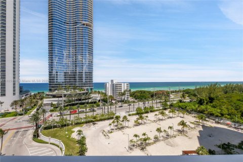 Condo in Sunny Isles Beach, Florida, 2 bedrooms  № 1787282 - photo 1