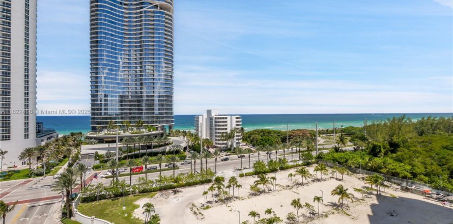 Condo in Sunny Isles Beach, Florida, 2 bedrooms  № 1787282