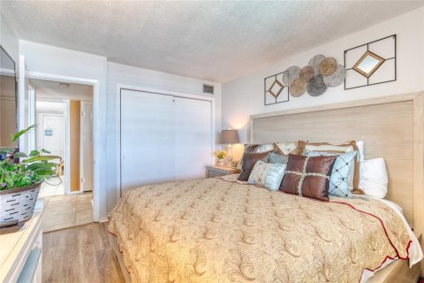 Condo in Ormond Beach, Florida, 2 bedrooms № 2201739 - photo 11