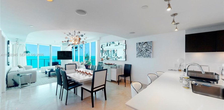 Condo in Sunny Isles Beach, Florida, 4 bedrooms  № 2066831
