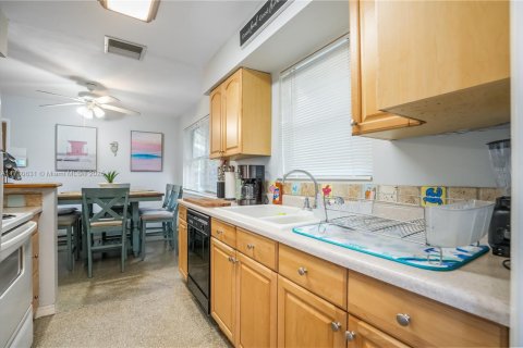 House in Hollywood, Florida 3 bedrooms, 108.7 sq.m. № 1705656 - photo 18