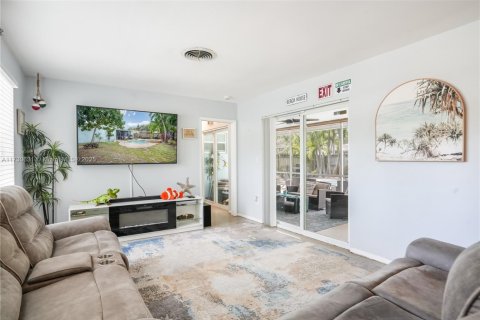 House in Hollywood, Florida 3 bedrooms, 108.7 sq.m. № 1705656 - photo 2