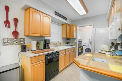 House in Hollywood, Florida 3 bedrooms, 108.7 sq.m. № 1705656 - photo 19
