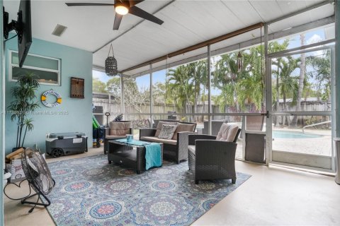 House in Hollywood, Florida 3 bedrooms, 108.7 sq.m. № 1705656 - photo 21