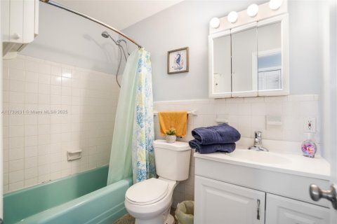 House in Hollywood, Florida 3 bedrooms, 108.7 sq.m. № 1705656 - photo 13