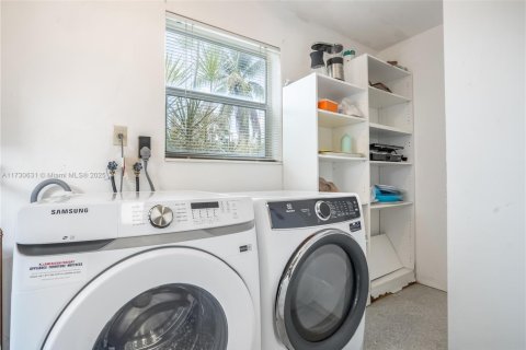 House in Hollywood, Florida 3 bedrooms, 108.7 sq.m. № 1705656 - photo 20
