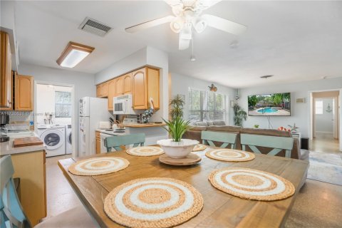 House in Hollywood, Florida 3 bedrooms, 108.7 sq.m. № 1705656 - photo 15