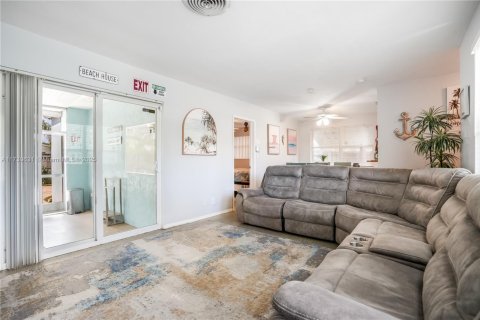 House in Hollywood, Florida 3 bedrooms, 108.7 sq.m. № 1705656 - photo 5