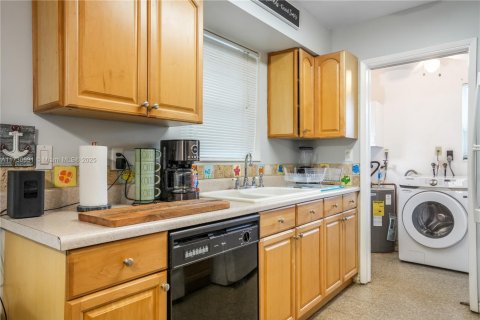 House in Hollywood, Florida 3 bedrooms, 108.7 sq.m. № 1705656 - photo 17
