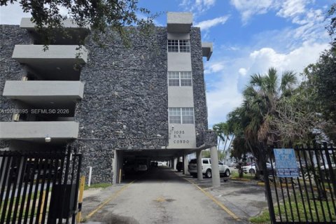 Condo in Hialeah, Florida, 3 bedrooms № 2353638