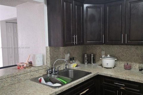 Condo in Hialeah, Florida, 3 bedrooms  № 2353638 - photo 2