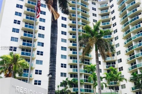 Condominio en Hollywood, Florida, 2 dormitorios  № 2010382
