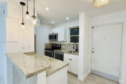 Condo in North Miami, Florida, 1 bedroom  № 1895527 - photo 2
