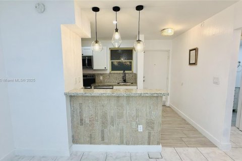 Condo in North Miami, Florida, 1 bedroom  № 1895527 - photo 1