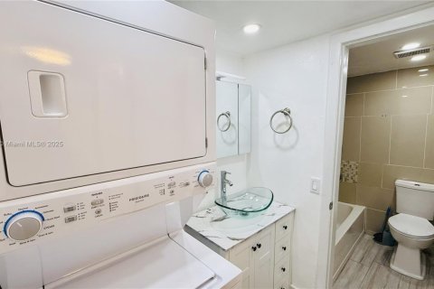 Condo in North Miami, Florida, 1 bedroom  № 1895527 - photo 6
