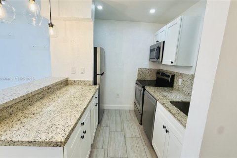 Condo in North Miami, Florida, 1 bedroom  № 1895527 - photo 3