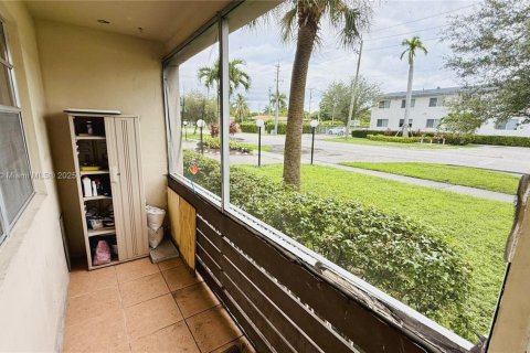 Condo in North Miami, Florida, 1 bedroom  № 1895527 - photo 10