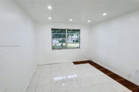Condo in North Miami, Florida, 1 bedroom  № 1895527 - photo 8