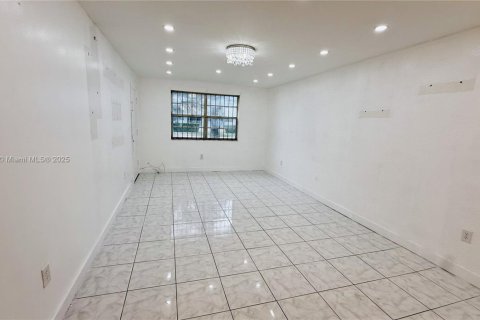 Condo in North Miami, Florida, 1 bedroom  № 1895527 - photo 5