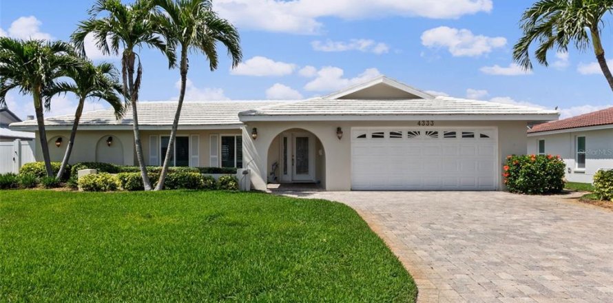 House in Saint Petersburg, Florida 3 bedrooms, 198.35 sq.m. № 1717411