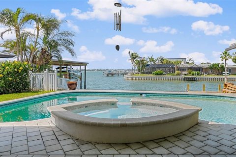 House in Saint Petersburg, Florida 3 bedrooms, 198.35 sq.m. № 1717411 - photo 24
