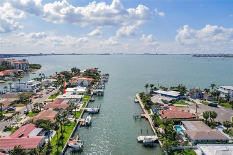 House in Saint Petersburg, Florida 3 bedrooms, 198.35 sq.m. № 1717411 - photo 3