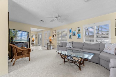 House in Saint Petersburg, Florida 3 bedrooms, 198.35 sq.m. № 1717411 - photo 7