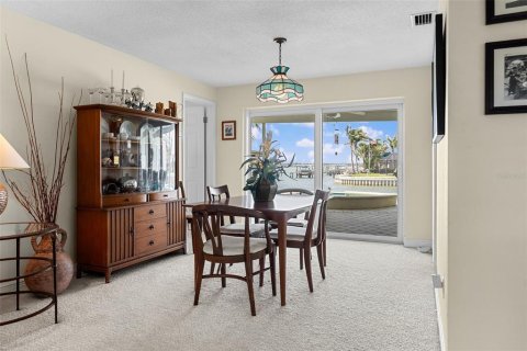 House in Saint Petersburg, Florida 3 bedrooms, 198.35 sq.m. № 1717411 - photo 8