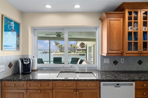 House in Saint Petersburg, Florida 3 bedrooms, 198.35 sq.m. № 1717411 - photo 10