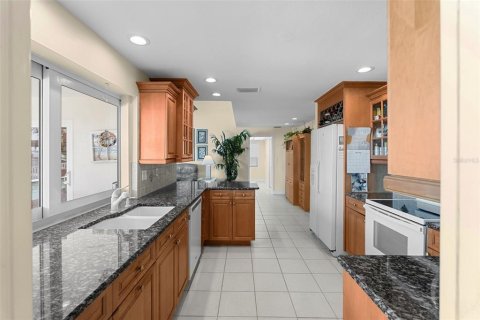 House in Saint Petersburg, Florida 3 bedrooms, 198.35 sq.m. № 1717411 - photo 9