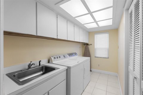 House in Saint Petersburg, Florida 3 bedrooms, 198.35 sq.m. № 1717411 - photo 25