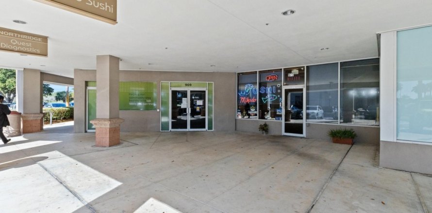 Commercial property in Oakland Park, Florida № 998295