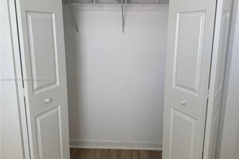 Townhouse in Miami, Florida 3 bedrooms, 161.65 sq.m. № 1946300 - photo 15