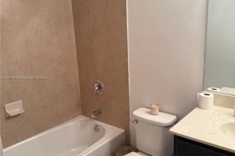 Townhouse in Miami, Florida 3 bedrooms, 161.65 sq.m. № 1946300 - photo 13