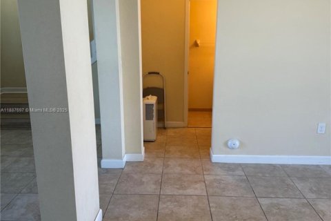 Townhouse in Miami, Florida 3 bedrooms, 161.65 sq.m. № 1946300 - photo 4