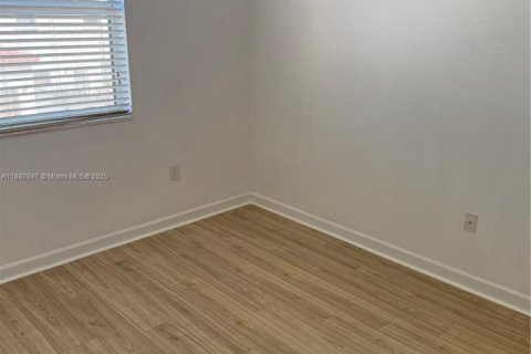 Townhouse in Miami, Florida 3 bedrooms, 161.65 sq.m. № 1946300 - photo 12