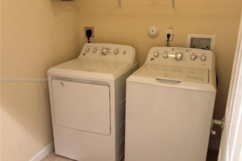 Townhouse in Miami, Florida 3 bedrooms, 161.65 sq.m. № 1946300 - photo 16