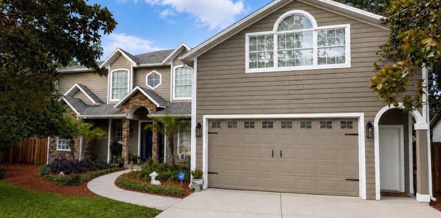 House in Apopka, Florida 4 bedrooms, 342.72 sq.m. № 2198269