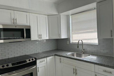 Condo in Miami, Florida, 2 bedrooms  № 1944263 - photo 1