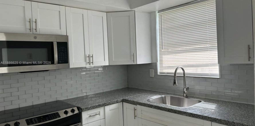 Condo in Miami, Florida, 2 bedrooms № 1944263