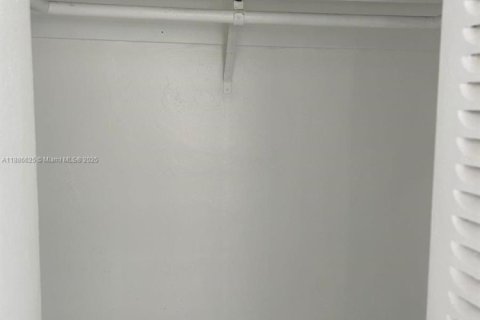 Condo in Miami, Florida, 2 bedrooms  № 1944263 - photo 10