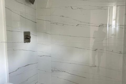Condo in Miami, Florida, 2 bedrooms  № 1944263 - photo 11