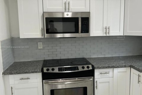 Condo in Miami, Florida, 2 bedrooms  № 1944263 - photo 20