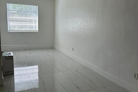 Condo in Miami, Florida, 2 bedrooms  № 1944263 - photo 12