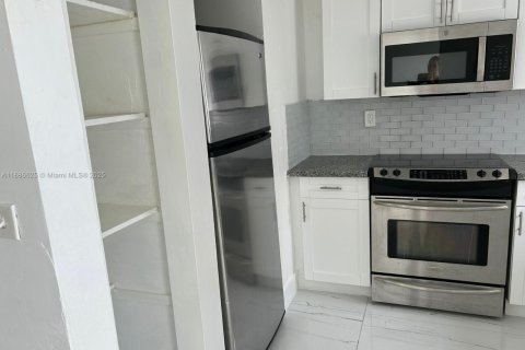 Condo in Miami, Florida, 2 bedrooms  № 1944263 - photo 2